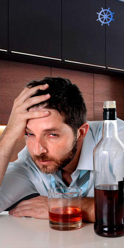 Мужчина держится за голову